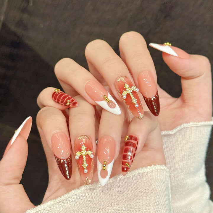 Elegantes Press-On-Nagelkunst-Set mit einzigartigen Verzierungen