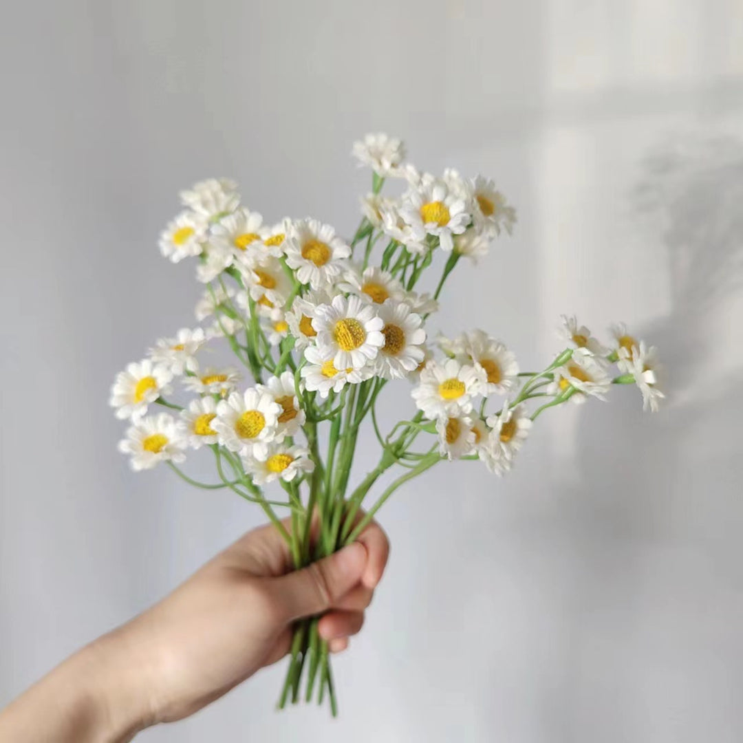 Lebensnahe Blumenstange mit charmanten gelben Gänseblümchen
