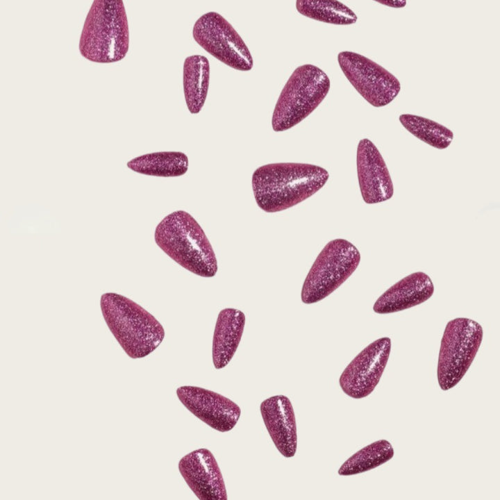 Glitzernde Stiletto Press-On Nagelspitzen Karnz