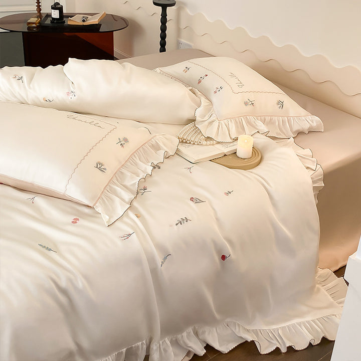 Romantisches Baumwollsatin-Bettwaren-Set mit zarter Blumenstickerei und Volant-Besatz