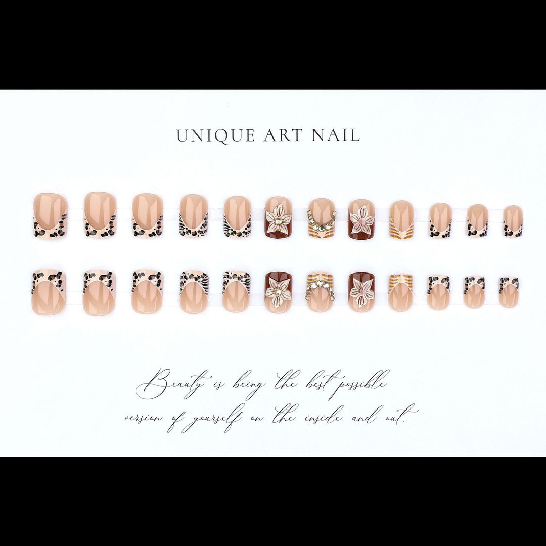 Kunstnagelset mit floralen Verzierungen und eleganten Glitzerdetails Karnz