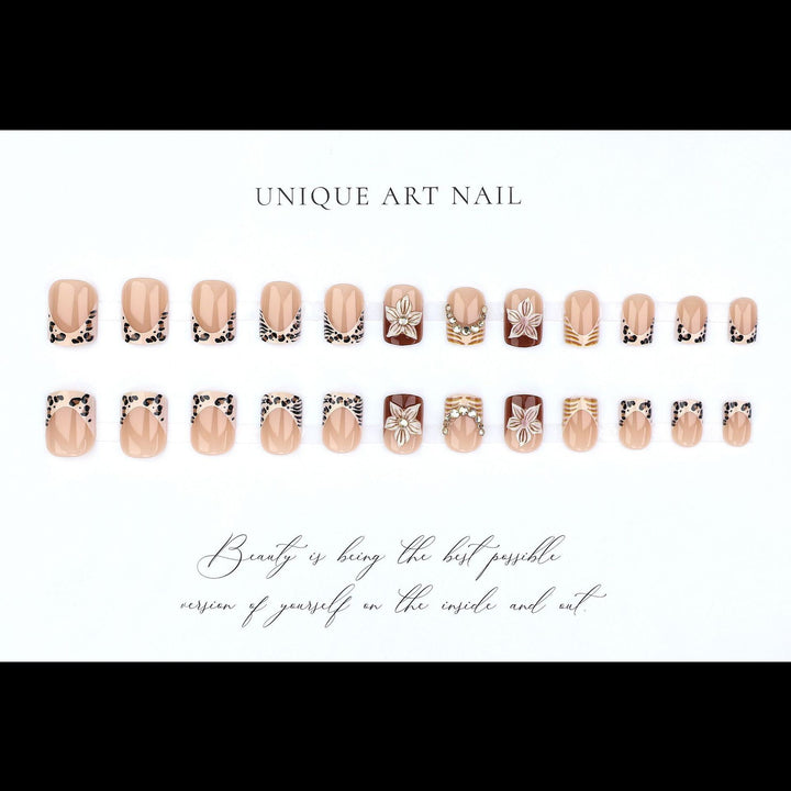 Kunstnagelset mit floralen Verzierungen und eleganten Glitzerdetails Karnz