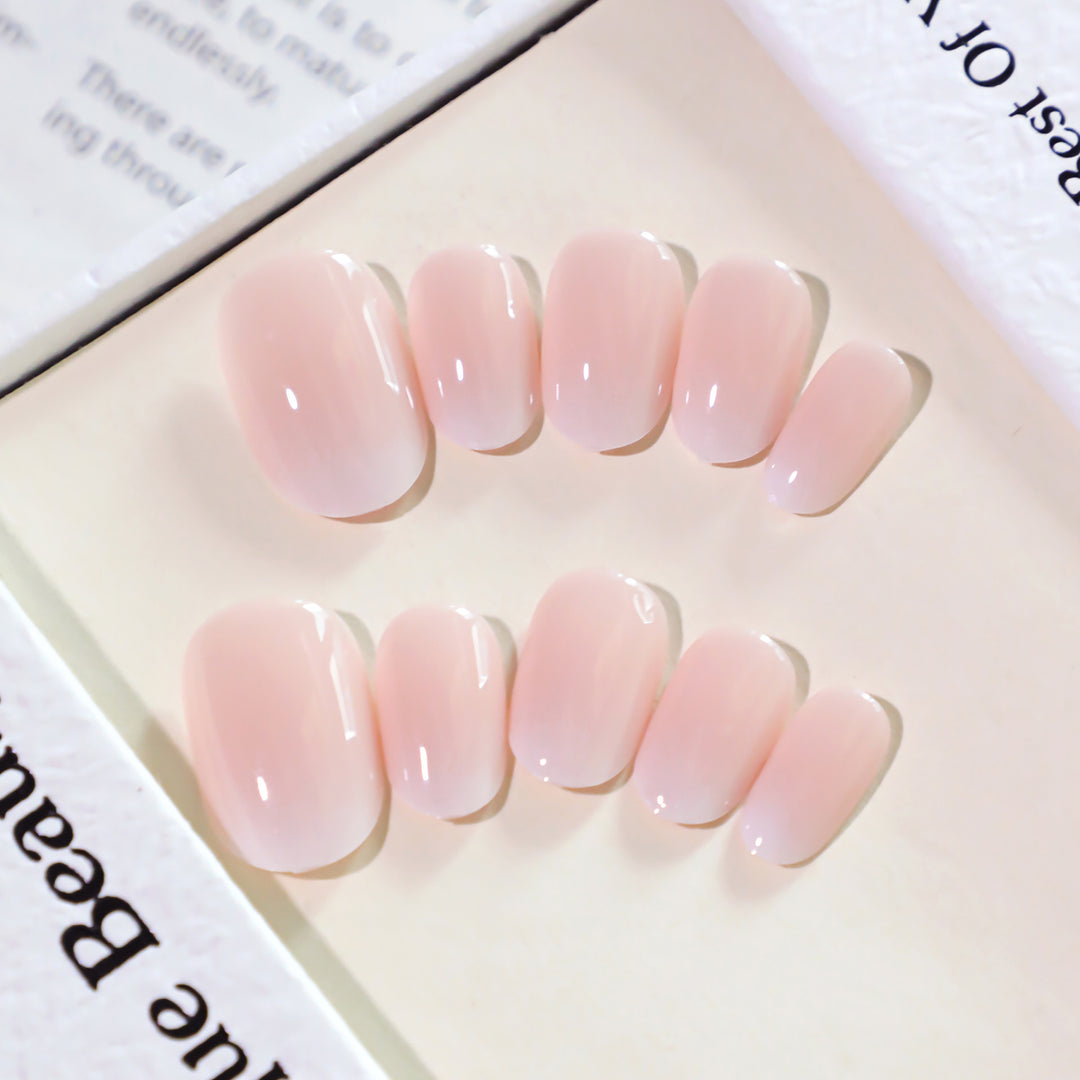 Elegante Gel-Nagelverlängerungen im modernen French-Tip Design Karnz