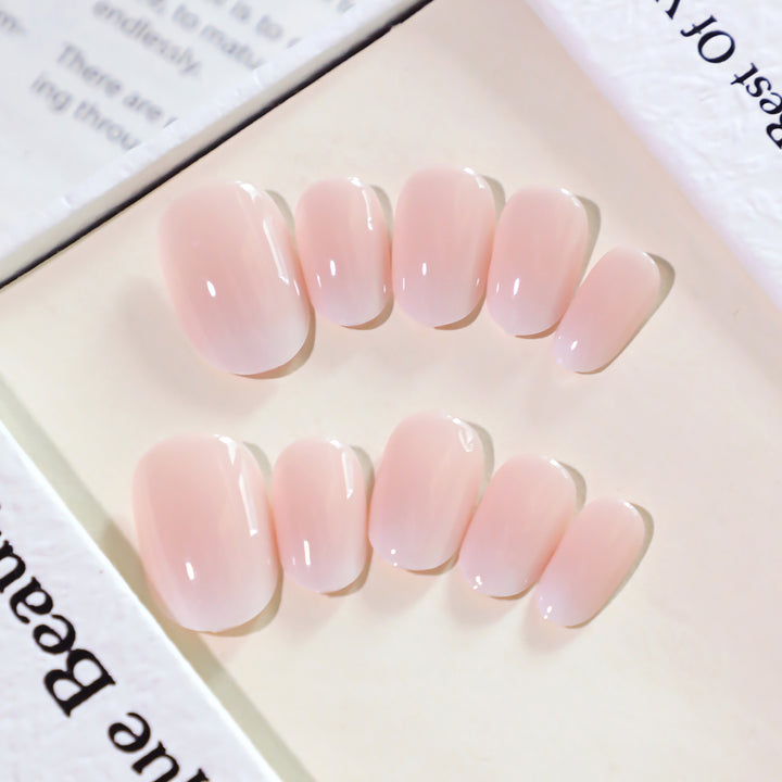 Elegante Gel-Nagelverlängerungen im modernen French-Tip Design Karnz