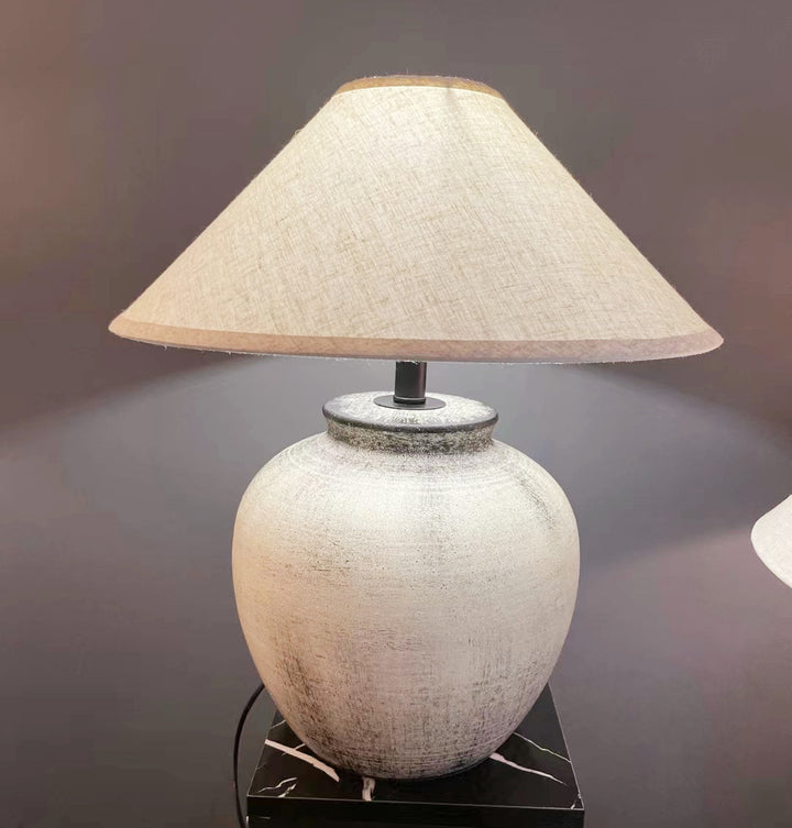 Dekorative Tischlampe mit einzigartigem Keramikfuß