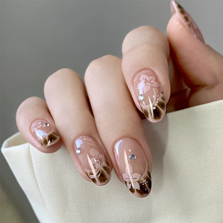 Elegante Künstliche Nagelkunst mit floralem Design und Glitzerakzenten Karnz