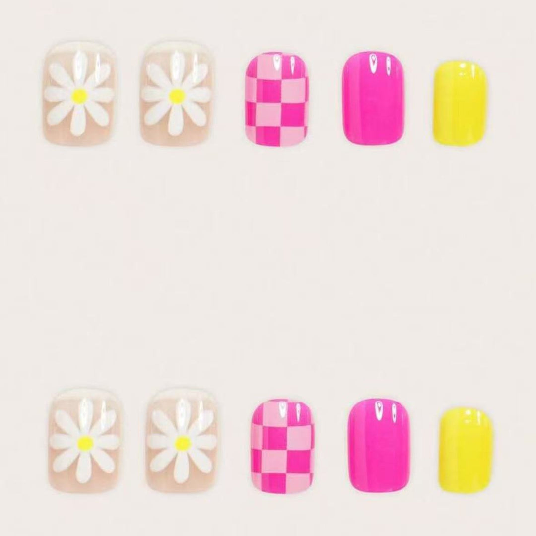 Kunstnagelset mit verspieltem Blumen- und Karomuster Karnz