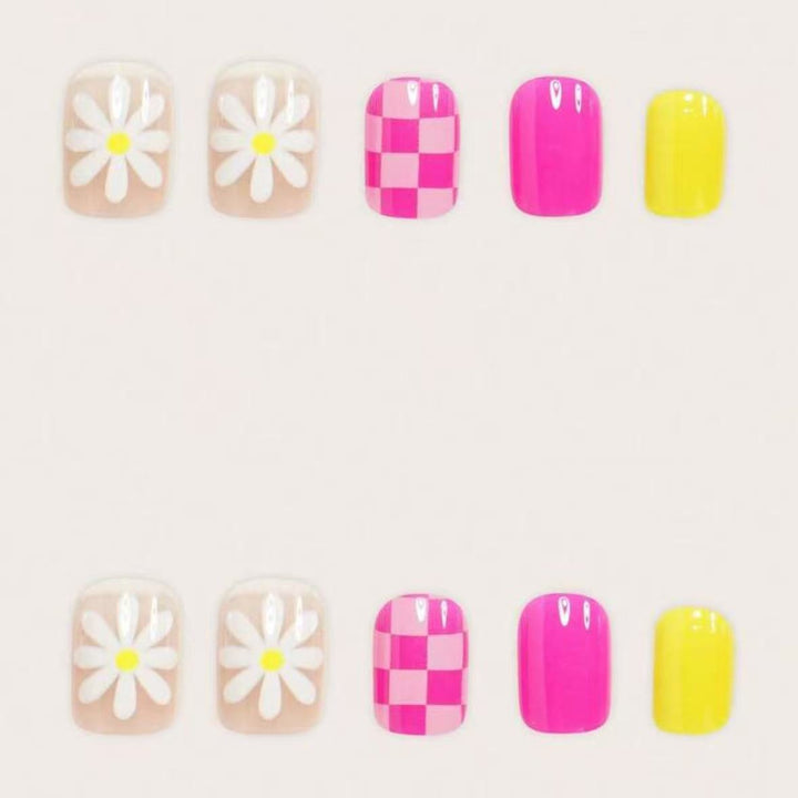 Kunstnagelset mit verspieltem Blumen- und Karomuster Karnz