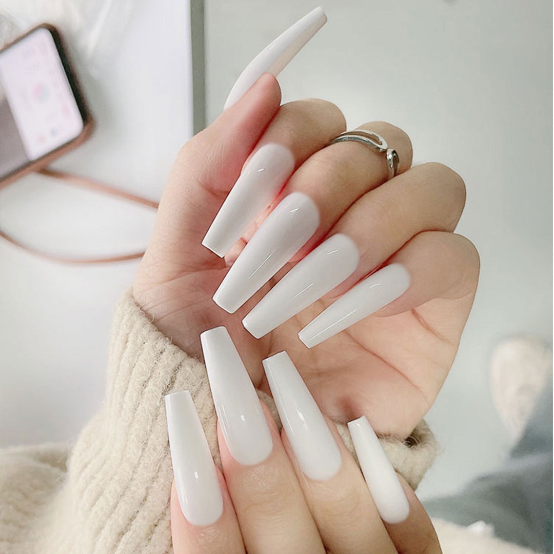 Kunstnagelset mit eleganten Spitzen und glänzendem Finish Karnz