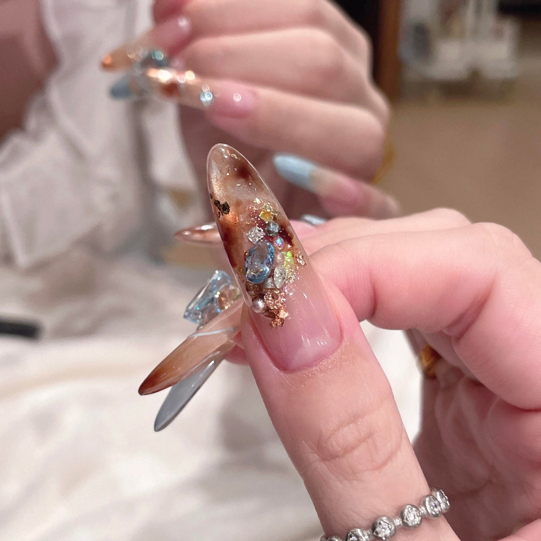 Glamouröse Kunstnägel mit Glitzerakzenten Karnz
