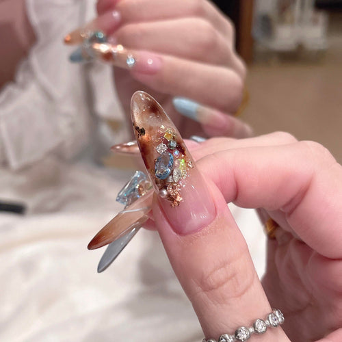 Glamouröse Kunstnägel mit Glitzerakzenten Karnz