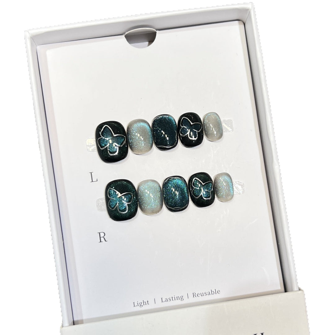 Dekoratives Press-On Nagelkunstset mit Schmetterlings- und Glitzerakzenten Karnz
