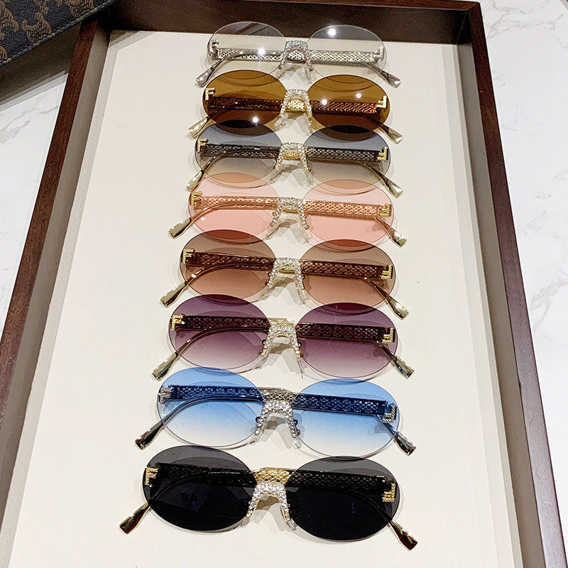 Damen Sonnenbrille mit glitzerndem Rahmen und ovalen Gläsern Karnz