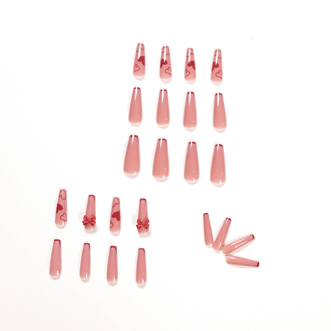 Elegante Kunstvolle Nagelverlängerungen mit romantischen Herzmotiven Karnz
