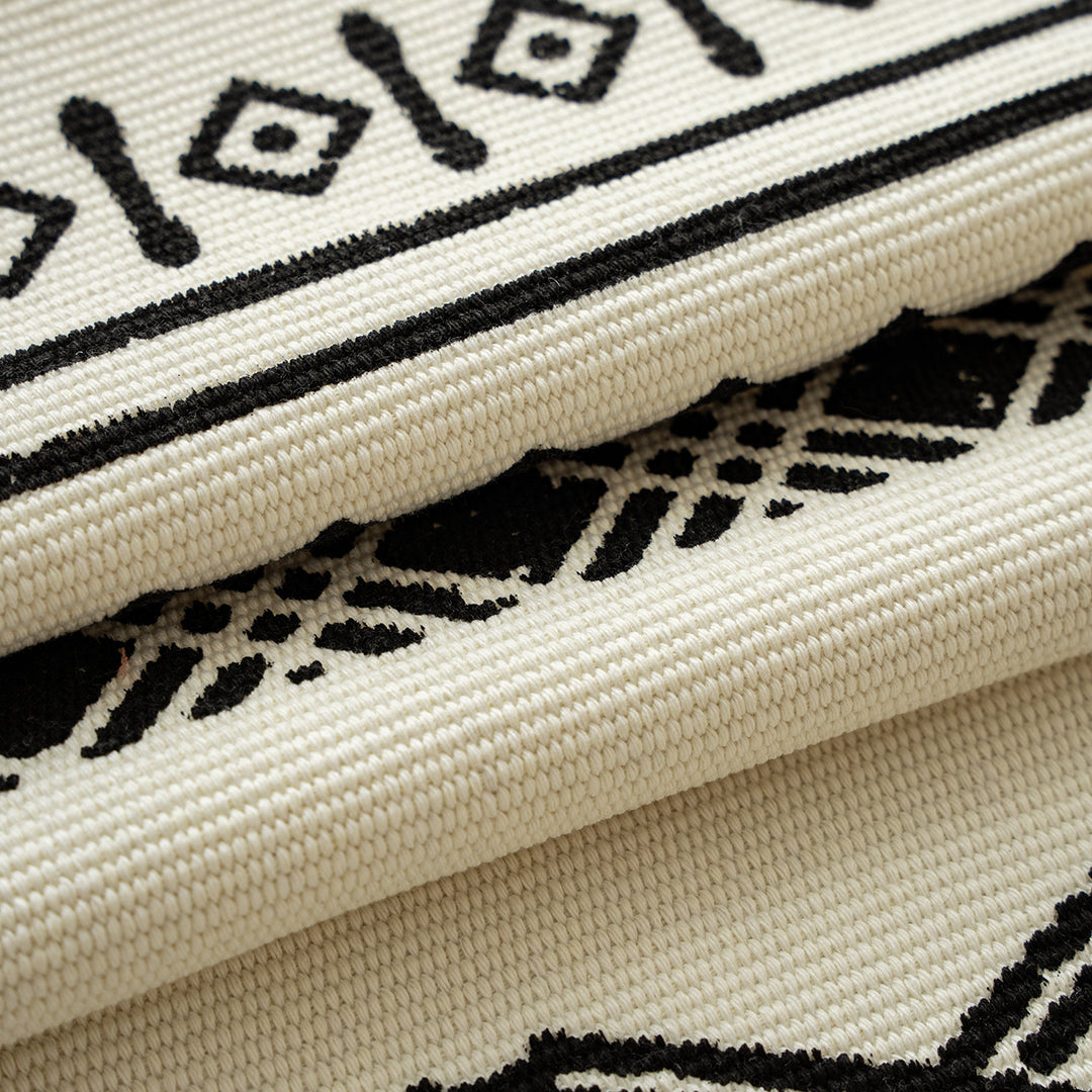 Boho-Tischläufer aus Baumwollmix mit gewebtem Ethno-Jacquard und dekorativen Fransen Karnz