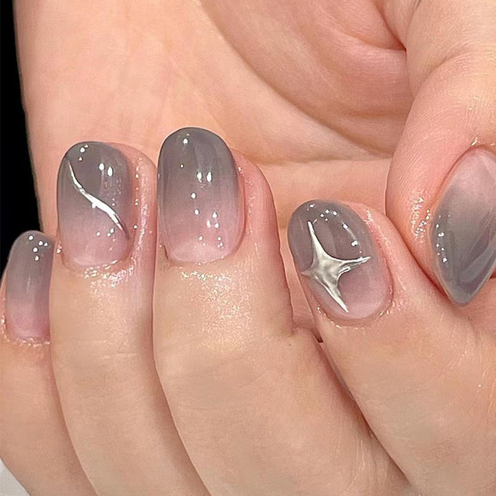 Künstliche Nagelkunst mit elegantem Ombre-Design und reizvollen Akzenten Karnz