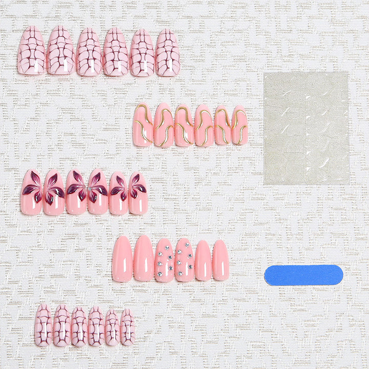 Kunstnagelset mit glamourösem Design und funkelnden Akzenten Karnz