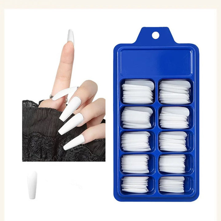 Kunstnägel mit langem French Tip Design Karnz