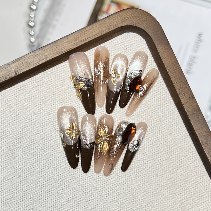 Elegantes Stiletto Press-On Nagelset mit glamourösen Verzierungen Karnz