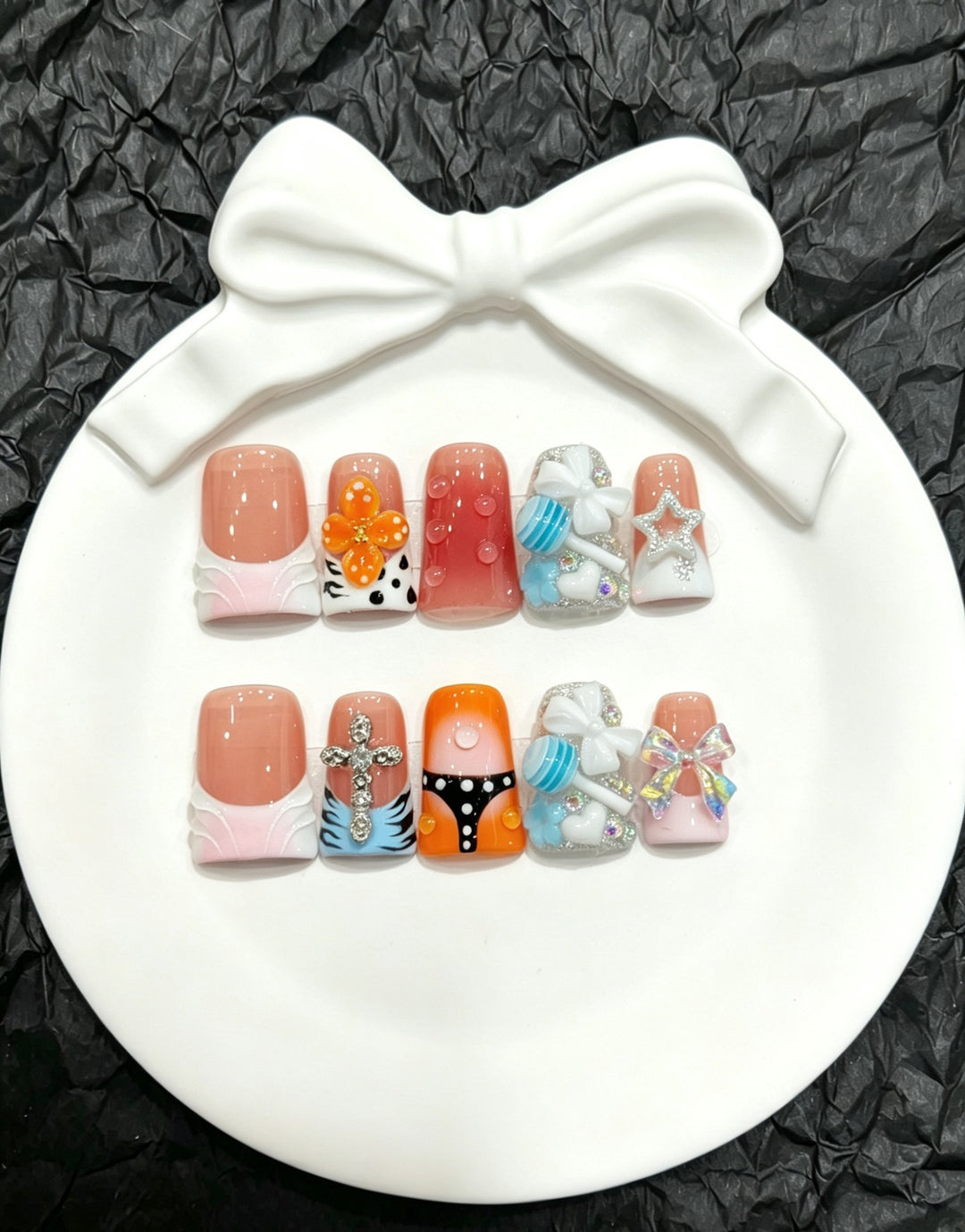 Press-On Nagelkunst-Set mit reizvollen dekorativen Akzenten und einzigartigen Designs