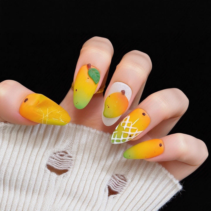 Kunstnägel mit fruchtigem Mango-Design Karnz