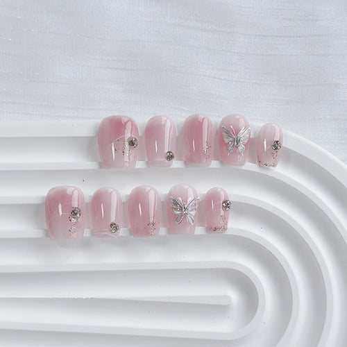 Elegantes Press-On Nagelkunstset mit Schmetterlings- und Edelsteinverzierungen