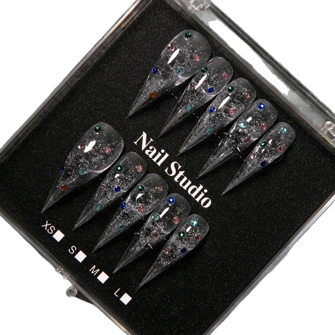 Elegante Stiletto Press-On Nagelspitzen mit Schmuckakzenten