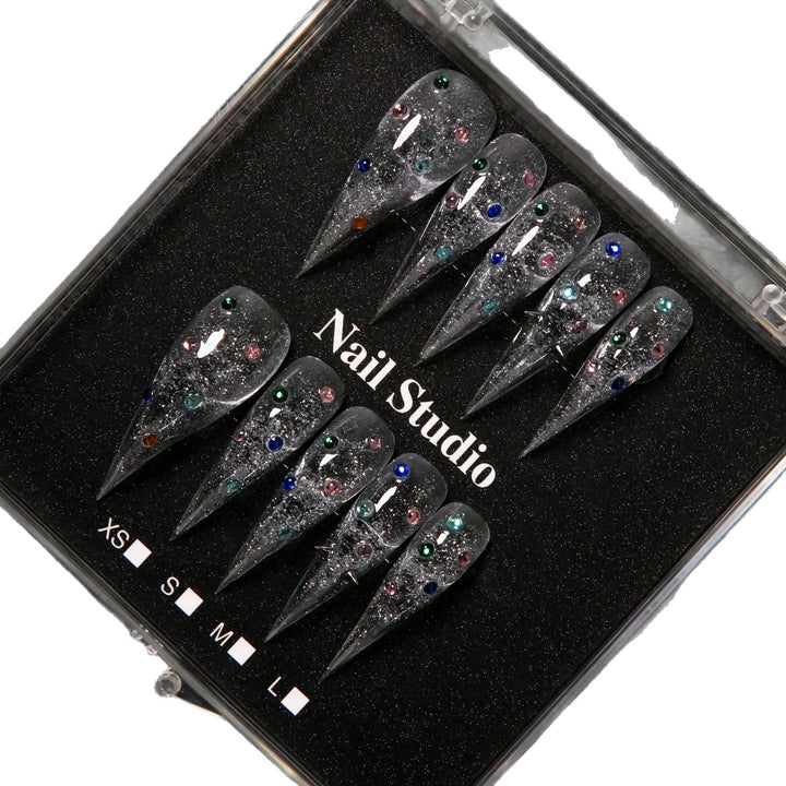 Elegante Stiletto Press-On Nagelspitzen mit Schmuckakzenten