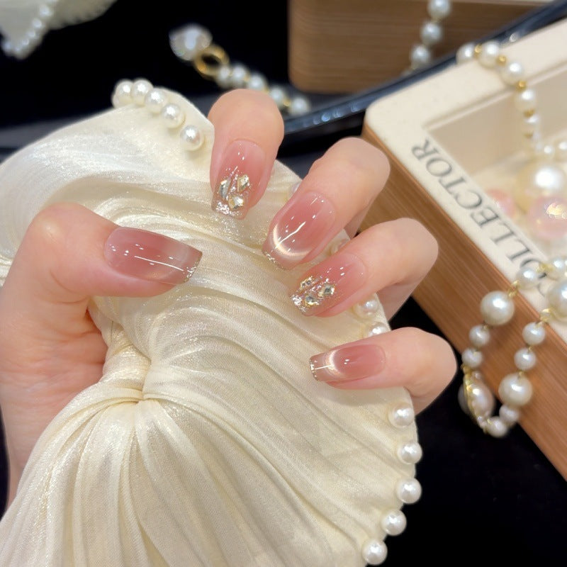 Elegantes Press-On-Nagelset mit Schmuckakzenten