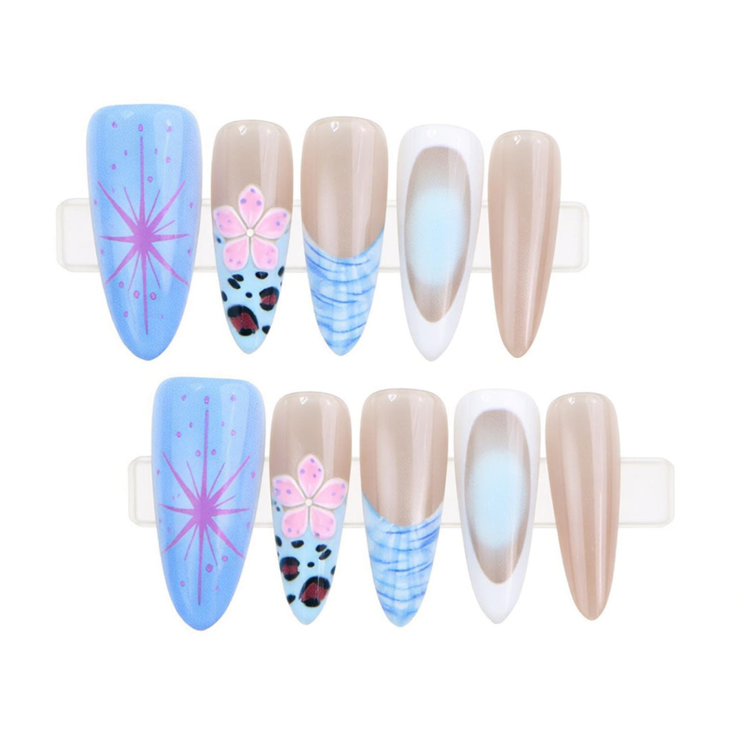 Künstlerisches Stiletto Press-On Nagelset mit floralen und abstrakten Mustern Karnz