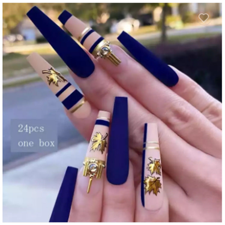 Kunstnagelset mit elegantem Laubdesign und mattem Finish Karnz