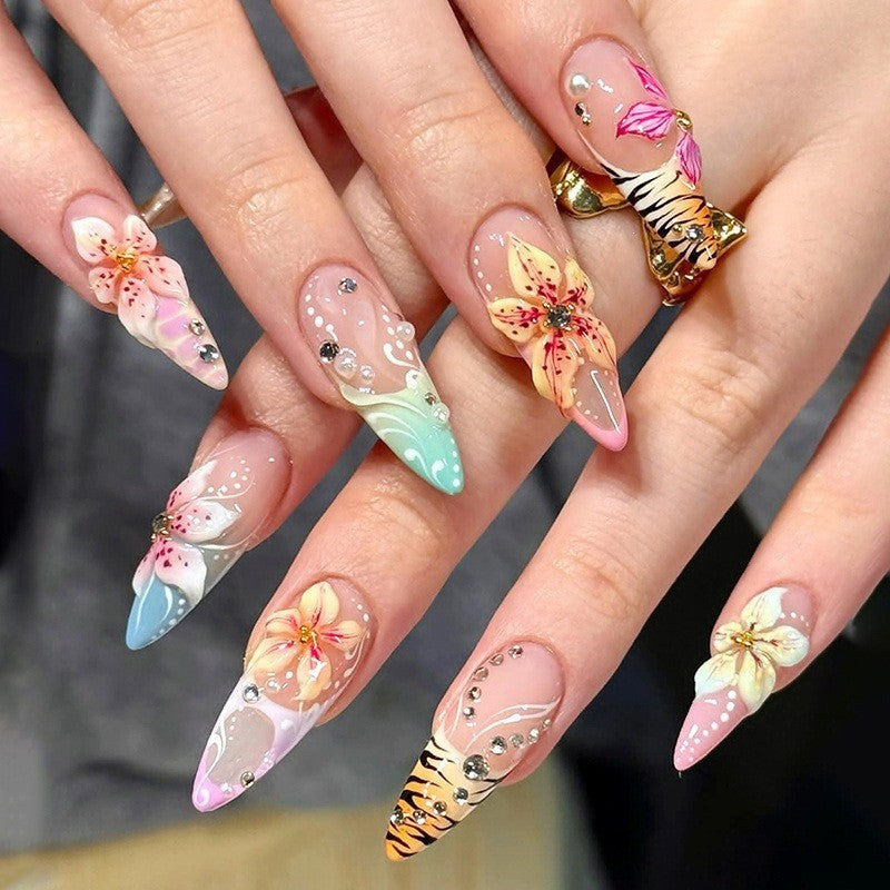 Elegante Kunstnägel mit handbemalten floralen Akzenten Karnz