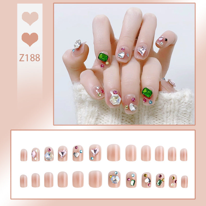 Kunstnagelset mit eleganten Glitzerverzierungen und schimmernden Akzenten Karnz
