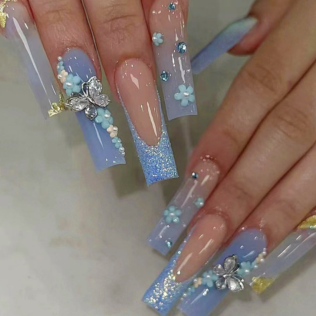 Kunstvolle Acryl-Nägel mit Blüten- und Glitzer-Design Karnz