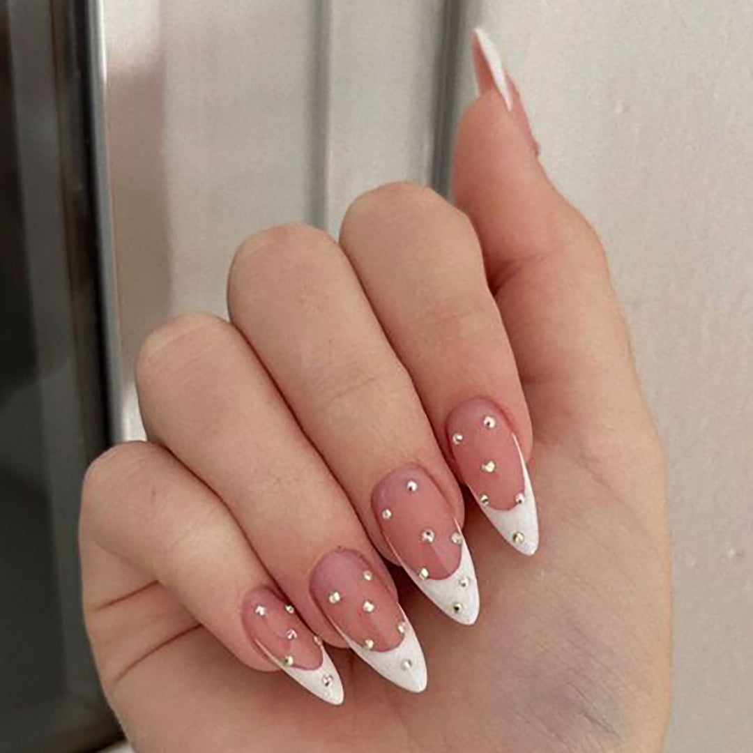 Elegante Stiletto-Nagelverlängerungen mit Strassakzenten Karnz