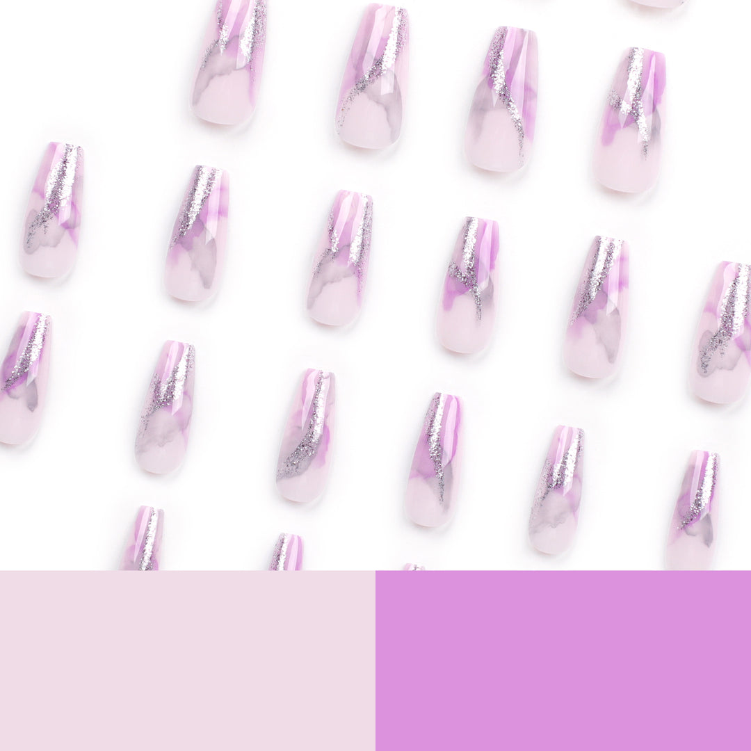 Kunstvolle Nailart mit Glitzerdetails Karnz