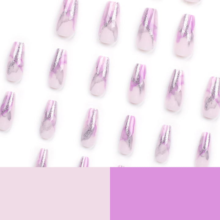 Kunstvolle Nailart mit Glitzerdetails Karnz