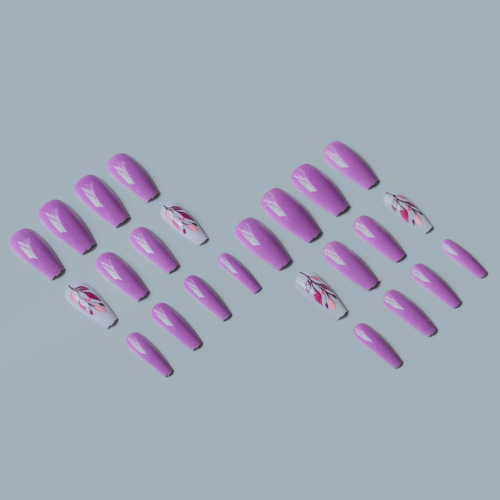 Künstlerische florale Nagelkunst