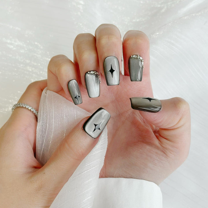 Glamouröse mit Strass geschmückte Press-On Nägel