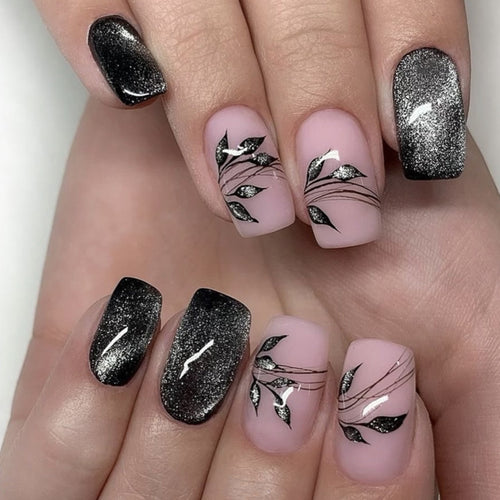Kunstvolle und elegante Nagelkunst mit floralem Muster Karnz