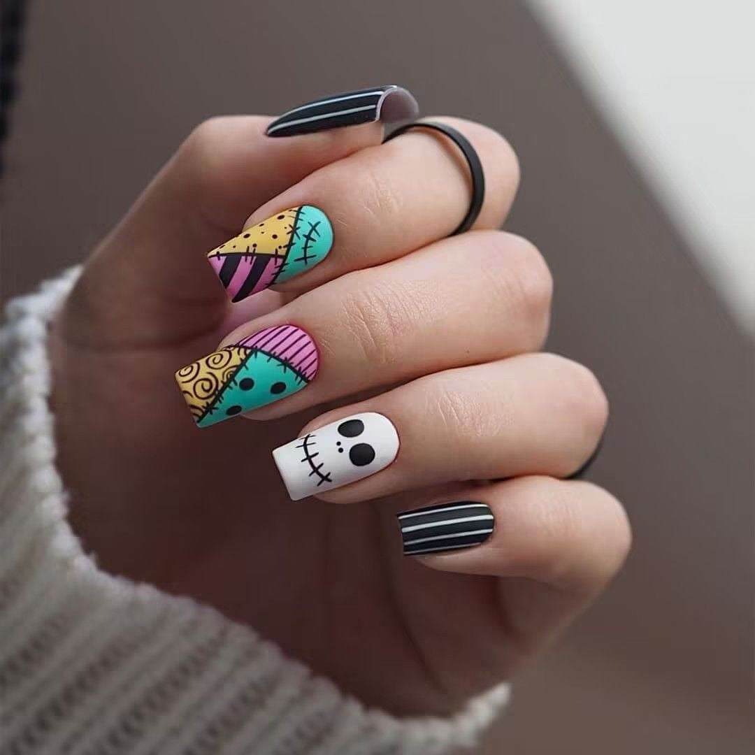 Kreatives Kunstnagelset mit fantasievollen Halloween-Motiven Karnz