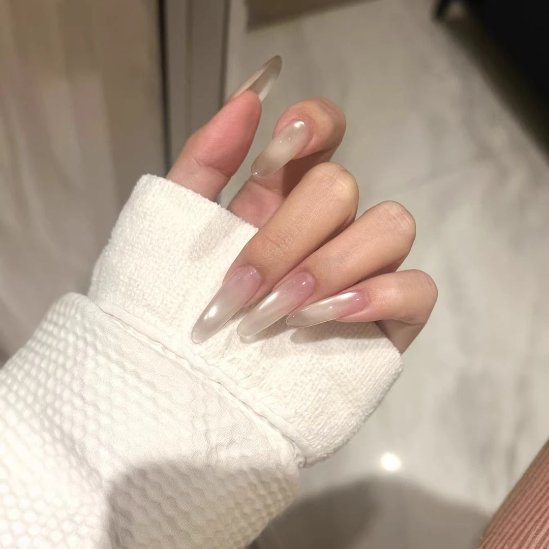 Lange mandelförmige Nagelverlängerungen