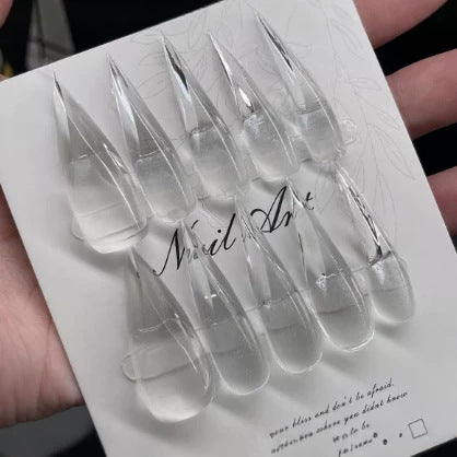 Stiletto-förmige klare Nagelspitzen