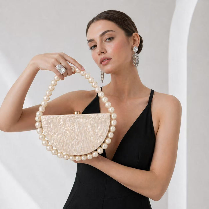 Perlenakzentierte Acryl-Abendclutch