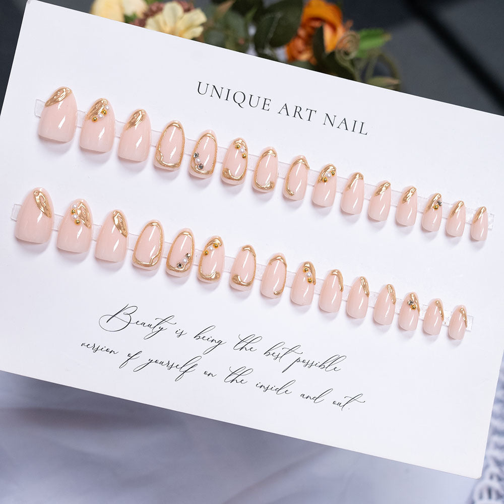 Elegante mit Perlen verzierte Nagelkunst
