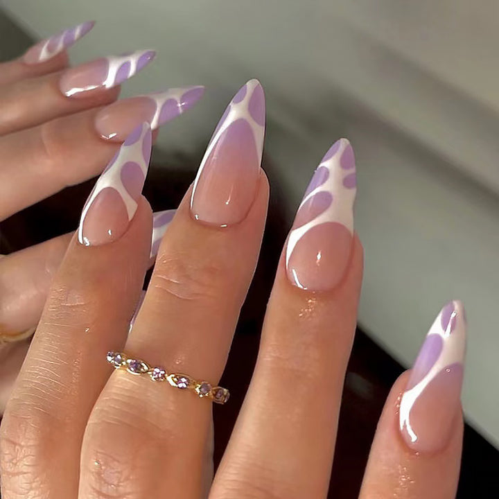 Kunstvolle Nagelspitzen mit elegantem Muster Karnz