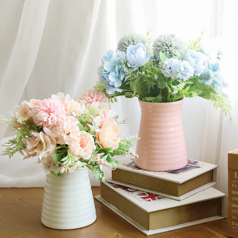 Elegante florale Tischdekoration Arrangement