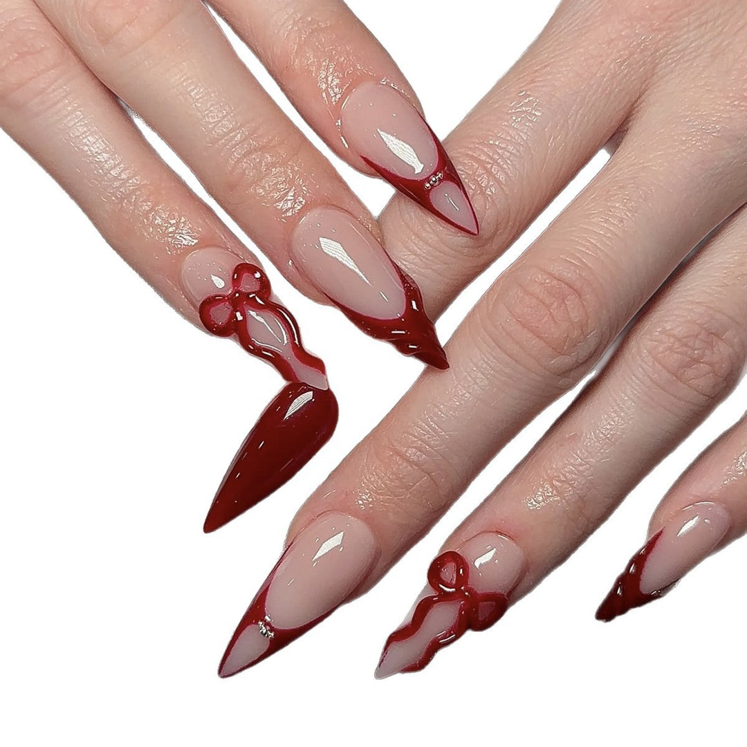 Hochwertiges Kunstnagelset mit eleganten Spitzen und Schleifenverzierungen Karnz