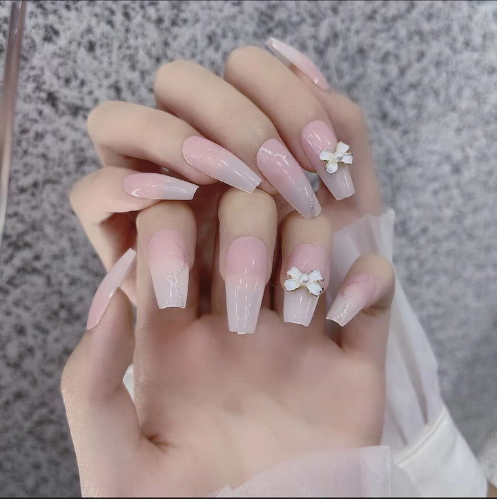 Künstlerisches Press-On Nageldesign Karnz