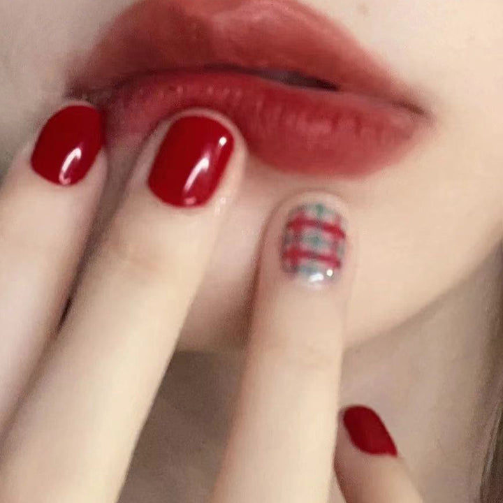 Kunstvolle Nagelverlängerungen mit elegantem Blattmuster Karnz